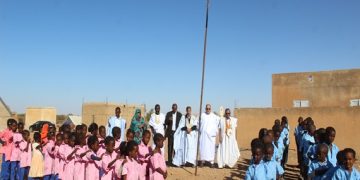 ولد الطلبه يتبرع بتوفير الزي الموحد لمدرسة ريفية بمدينة كيفه