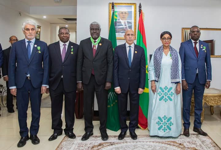 رئيس الجمهورية:يوشح مجموعة من كبار موظفي الأتحاد الأفريقي في اديس ابابا