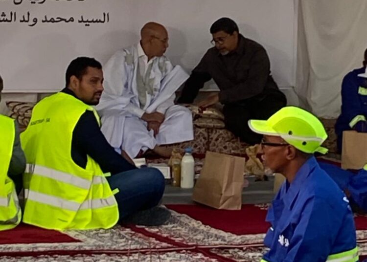 رئيس الجمهورية يقيم مأدبة إفطار على شرف الحمالين العاملين في ميناء نواكشوط
