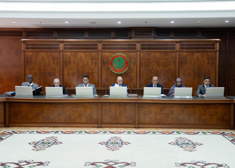 الحكومة تجري تغييرات في قطاعات حكومية