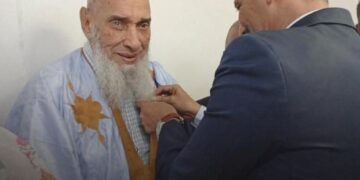 تكريم رائد الصحافة بابا الغوث بوسام فارس من الاستحقاق الوطني