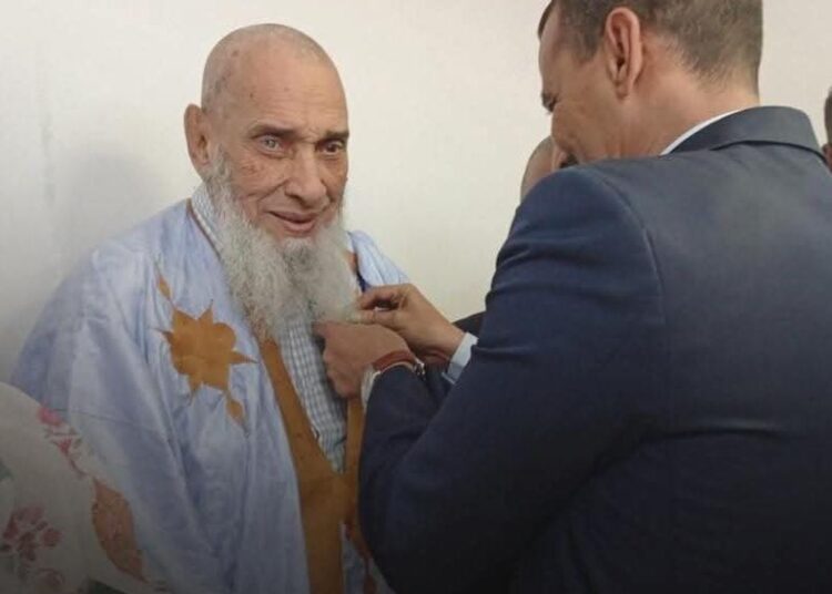 تكريم رائد الصحافة بابا الغوث بوسام فارس من الاستحقاق الوطني