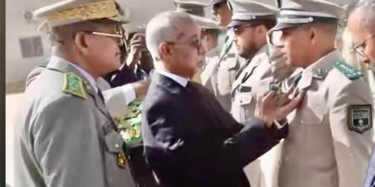 وزير الدفاع يكرّم الرائد الداه محمد الأمين بباة تقديرًا لعطائه العسكر